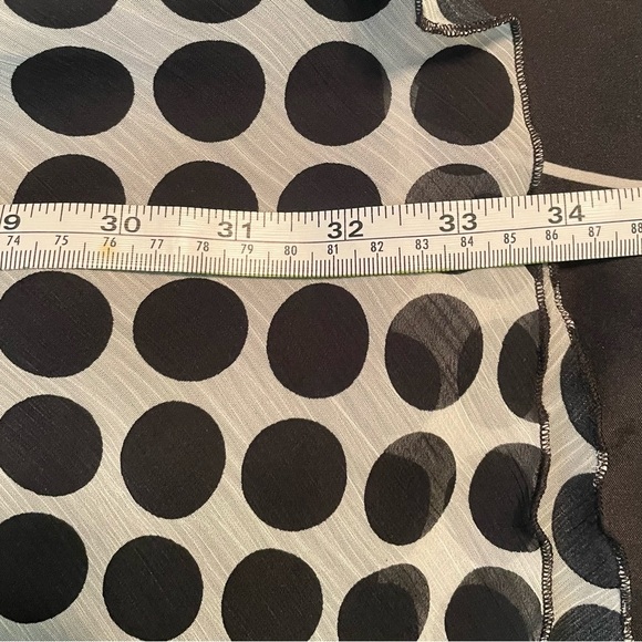 New York City Design Co. EUC size 22/24W white with black dots. V-neck & has tie - Picture 10 of 11